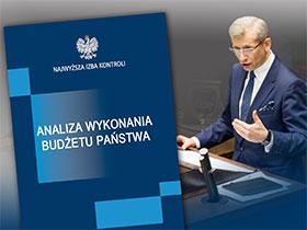 Prezes NIK Krzysztof Kwiatkowski na mównicy sejmowej obok okładka Analizy wykonania budżetu państwa
