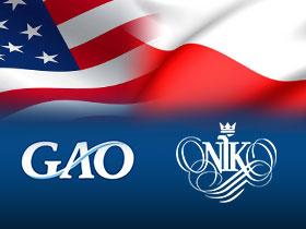 Logo Urzędu Rozliczalności Rządu USA i NIK w tle flagi USA i Polski