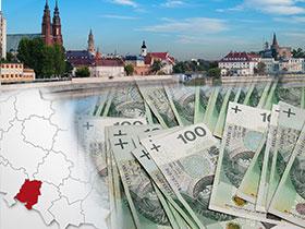 Widok na miasto Opole, poniżej mapa Polski z oznaczonym województwem opolskim i banknoty stuzłotowe