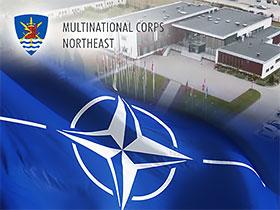 Kolaż: Flaga NATO, Logo i siedziba Wielonarodowego Korpusu Północno-Wschodniego