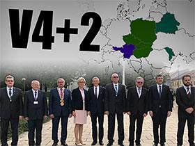 Szefowie najwyższych organów kontroli Grupy Wyszehradzkiej oraz Austrii i Słowenii (tzw. grupa V4+2) oraz Białorusi i Mołdawii powyżej napis V4+2 i mapa krajów należących do grupy