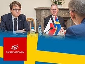 Szwedzka delegacja w NIK, poniżej flaga Szwecji i logo szwedzkiego NOK