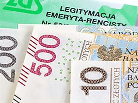 Legitymacja emeryta przykryta banknotami