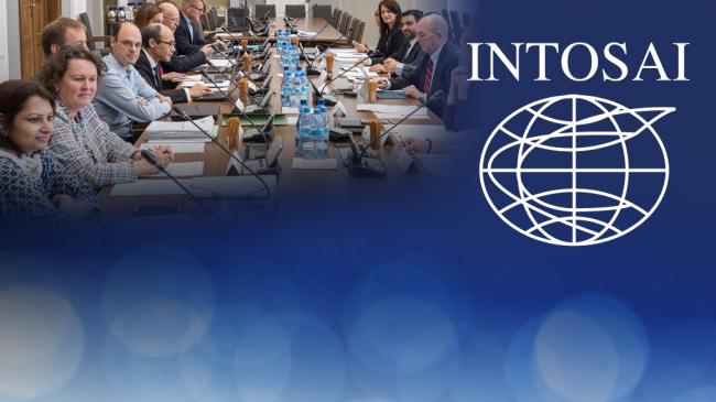 Logo INTOSAI i zdjęcie ze spotkania podkomisji INTOSAI ds. Standardów Kontroli Wewnętrznej