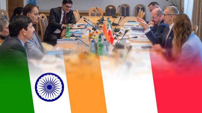 Delegacje Najwyższej Izby Kontroli i Urzędu Kontrolera i Audytora Generalnego Indii, poniżej flaga Indii i Polski