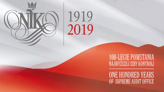 Logo obchodów stulecia NIK, poniżej napis 100-lecie powstania Najwyższej Izby Kontroli, w tle flaga Polski