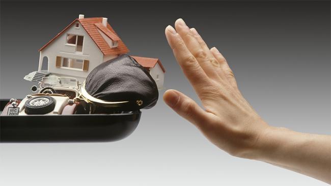 Ilustracja: Dłoń odpychająca pojemnik z domem samochodem oraz portmonetką