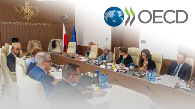 Logo OECD, obok zdjęcie ze spotkania przedstawicieli OECD z kierownictwem NIK