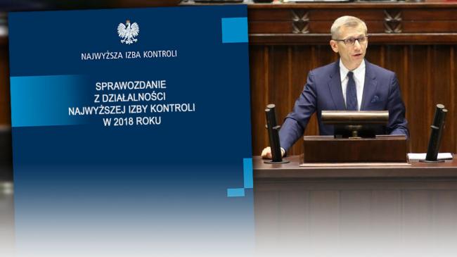 Okładka sprawozdania z działalności NIK, obok Prezes NIK Krzysztof Kwiatkowski na mównicy sejmowej