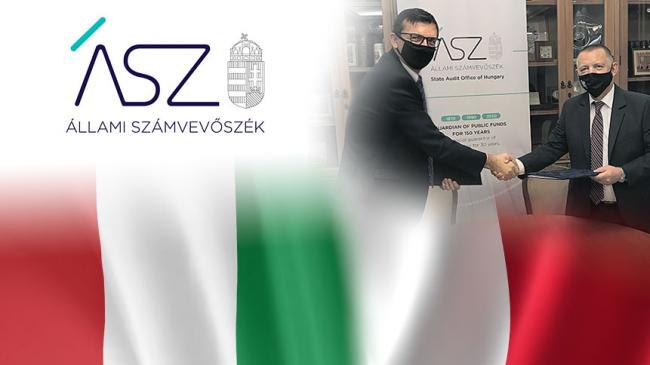 Logo Państwowego Urzędu Kontroli Węgier obok László Domokosem, Prezesem Państwowego Urzędu Kontroli Węgier i Marian Banaś Prezes NIK wymieniają uścisk dłoni, poniżej flaga Węgier i Polski