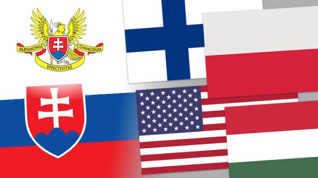 Logo Najwyższego Urzędu Kontroli Republiki Słowacji poniżej flaga Słowacji, obok flagi Finlandii, Polski, USA i Węgier