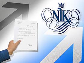 Ilustracja: wysunięta dłoń trzymająca dokument obok logo NIK