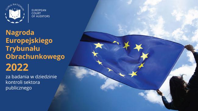 Tekst: Nagroda Europejskiego Trybunału Obrachunkowego 2020 za badania w dziedzinie kontroli sektora publicznego, obok logo ETO i osoba trzymająca nad głową flagę UE