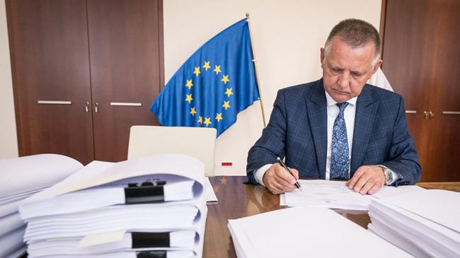 Prezes NIK Marian Banaś podpisuje wnioski do Trybunału Konstytucyjnego