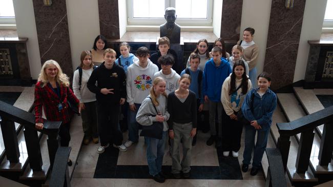 Uczniowie ze Szkoły Podstawowej nr 203 na pamiątkowym zdjęciu