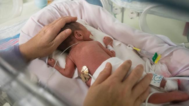 Nowonarodzone dziecko w inkubatorze 