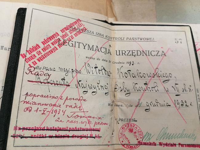 Ważna do 1933 roku legitymacja pracownika NIK, należąca do Witolda Kołakowskiego