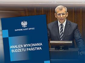 Okładka Analizy budżetu państwa, obok Prezes NIK Kryzsztof Kwiatkowski na mównicy sejmowej