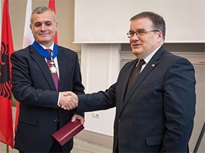 Sekretarz Stanu w Kancelarii Prezydenta RP pan Andrzej Dera odznacza Bujara Leskaja, Przewodniczącego Narodowego Urzędu Kontroli Republiki Albanii