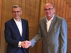 Prezes NIK Krzysztof Kwiatkowski wita się z szefem Najwyższego Urzędu Kontroli Republiki Słowackiej Karolem Mitrikiem