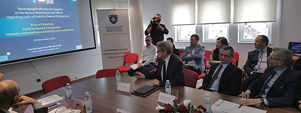 Przedstawiciele NIK prowadzą prezentację w NOK Kosowa
