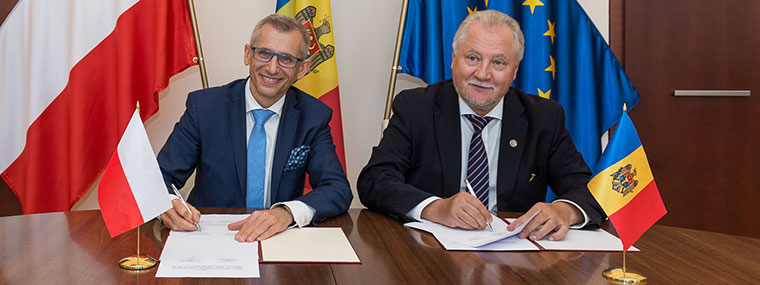 Prezes NIK Krzysztof Kwiatkowski i Prezes Trybunału Obrachunkowego Mołdawii Veaceslava Untila podpisują porozumienie