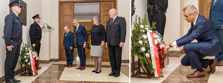 Prezes NIK składa kwiaty tablicą upamiętniającą Marszałka Józefa Piłsudskiego