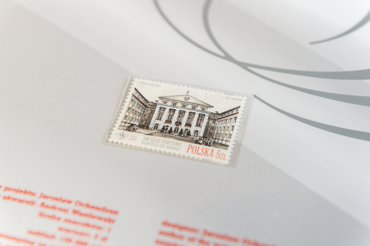 Koperta i znaczek pocztowy z okazji 100-lecia NIK