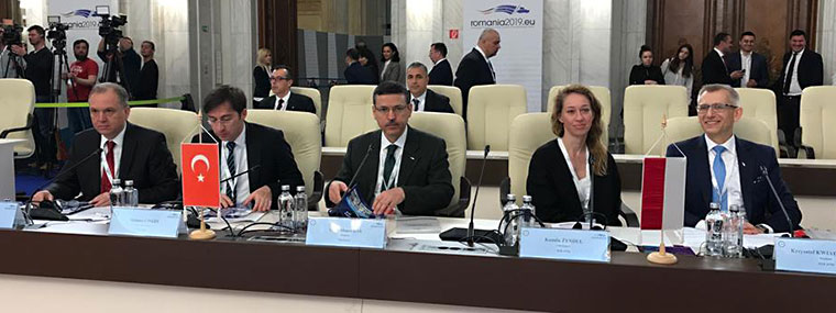 Prezes NIK Krzysztof Kwiatkowski na kongresie w Rumunii obok delegacja Turcji