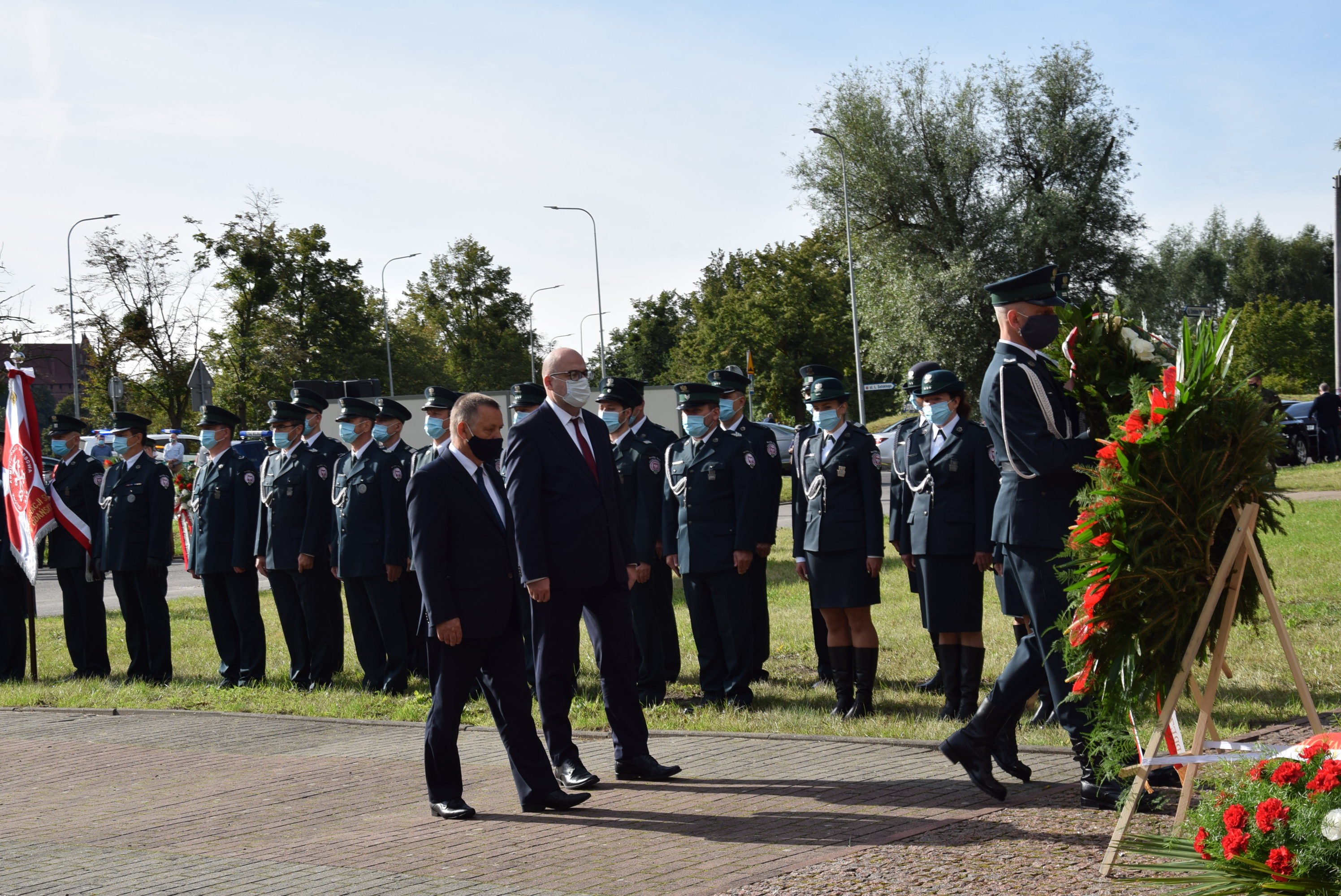 Prezes NIK Marian Banaś składa wieniec przed pomnikiem poległych celników w Malborku Kałdowie