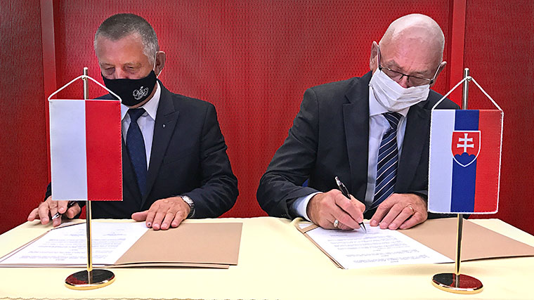 Prezes NIK Marian Banaś i szef Najwyższego Urzędu Kontroli Republiki Słowackiej Karol Mitrik podpisują porozumienie.