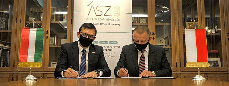 László Domokos oraz Marian Banaś podpisują umowę o współpracy