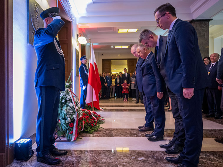 Kierownictwo NIK składa hołd przed tablicą pamiątkową poświęconą Józefowi Piłsudskiemu