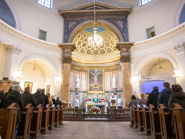 Msza z okazji 105 rocznicy NIK, wnętrze kościoła św. Aleksandra przy Pl. Trzech Krzyży