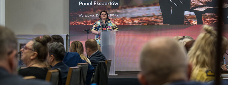 Marlena Muszyńska, przedstawicielka Minister ds. Polityki Senioralnej przemawia do zgromadzonych gości panelu